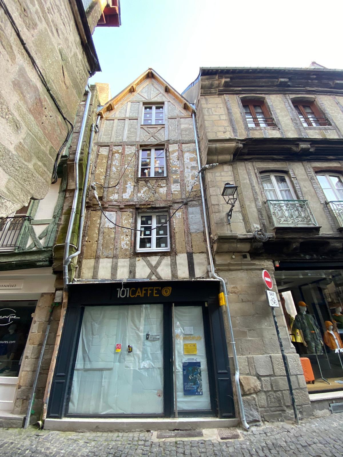 Travaux de peinture sur une maison à colombages